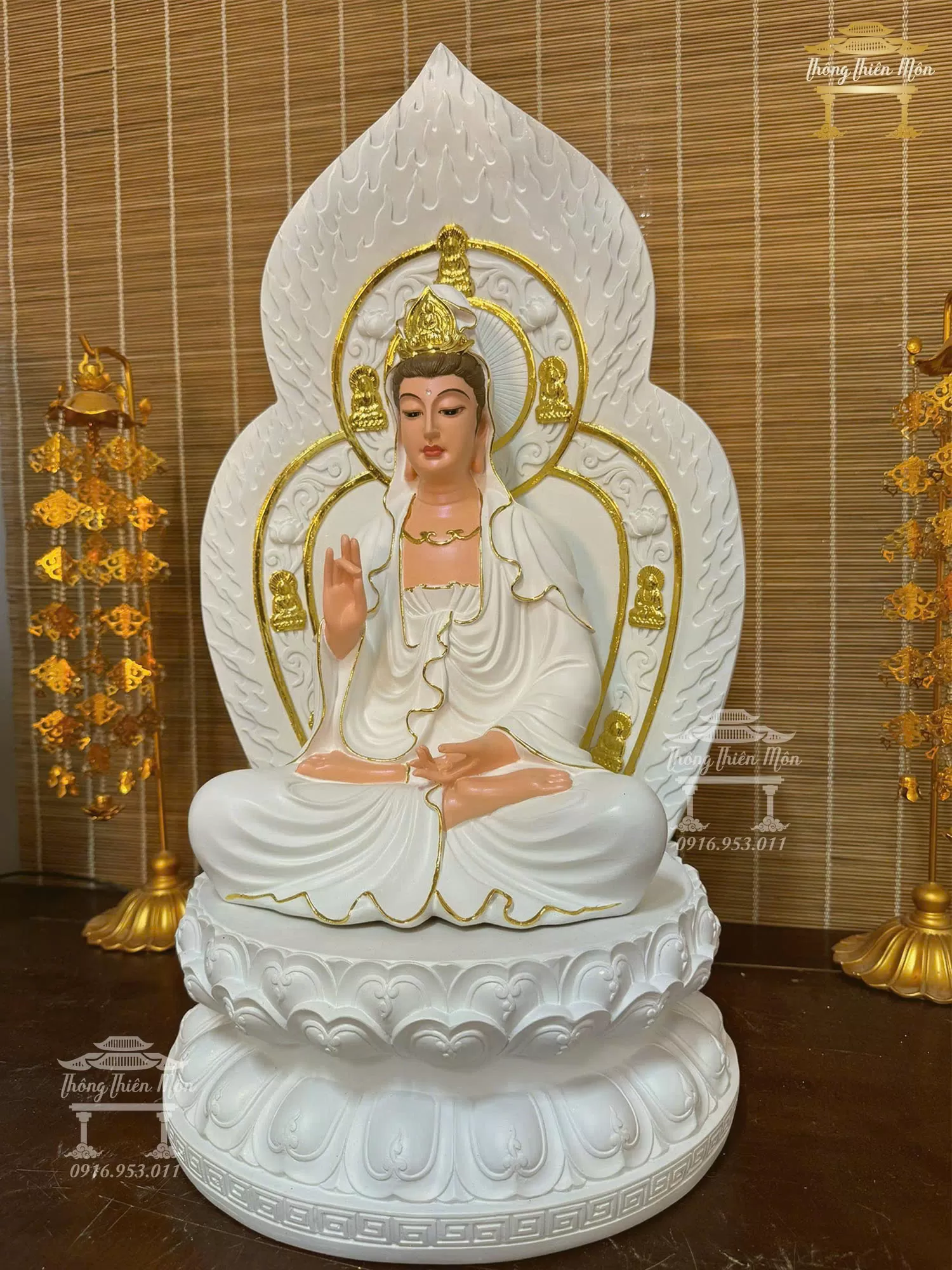 Tôn tượng Quan Âm Bồ Tát, có tấm thân quang, Kích thước 60cm, Màu trắng viền vàng