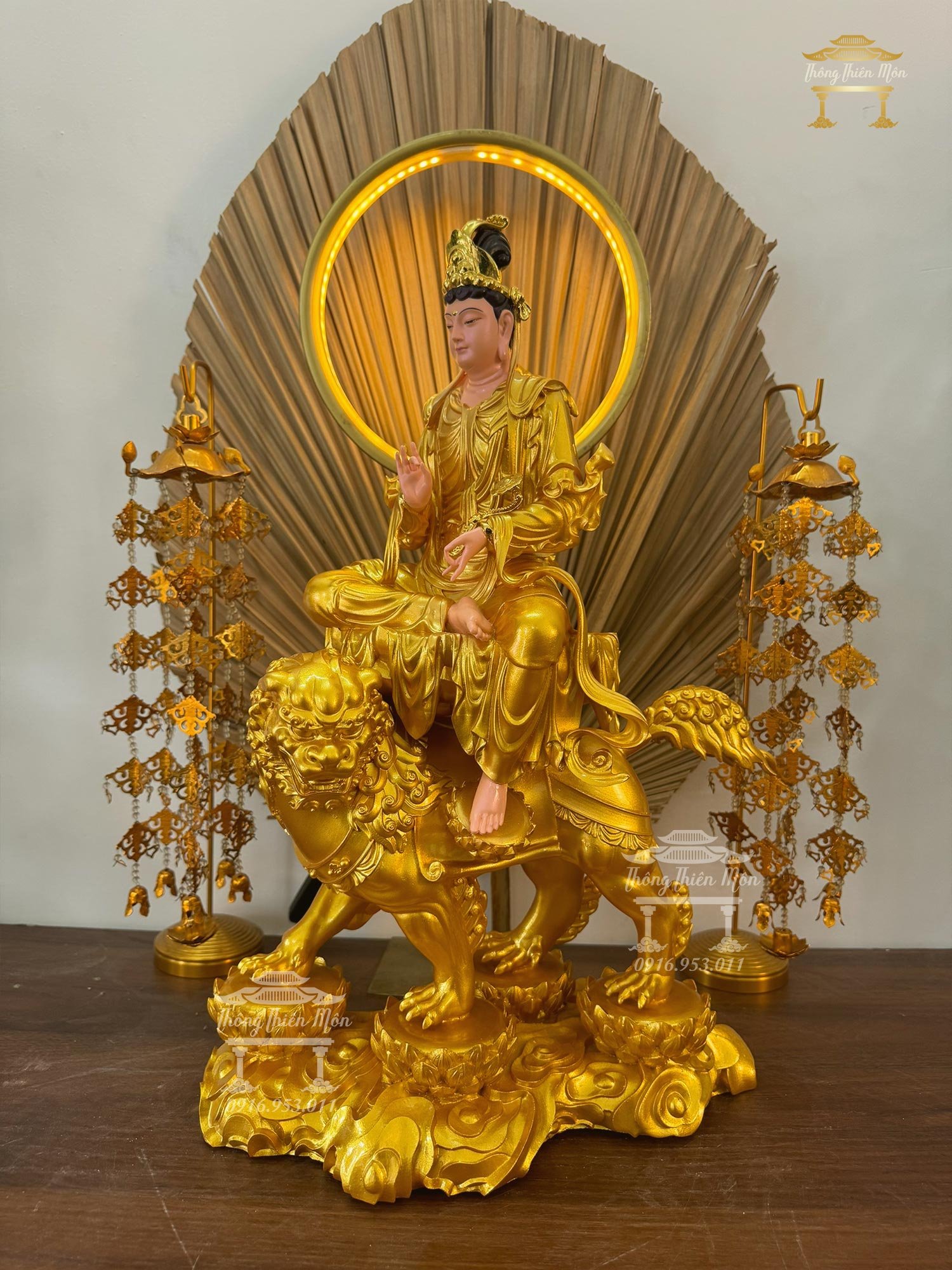 Tôn tượng Văn Thù Bồ Tát, màu vàng nhũ, kích thước 50cm
