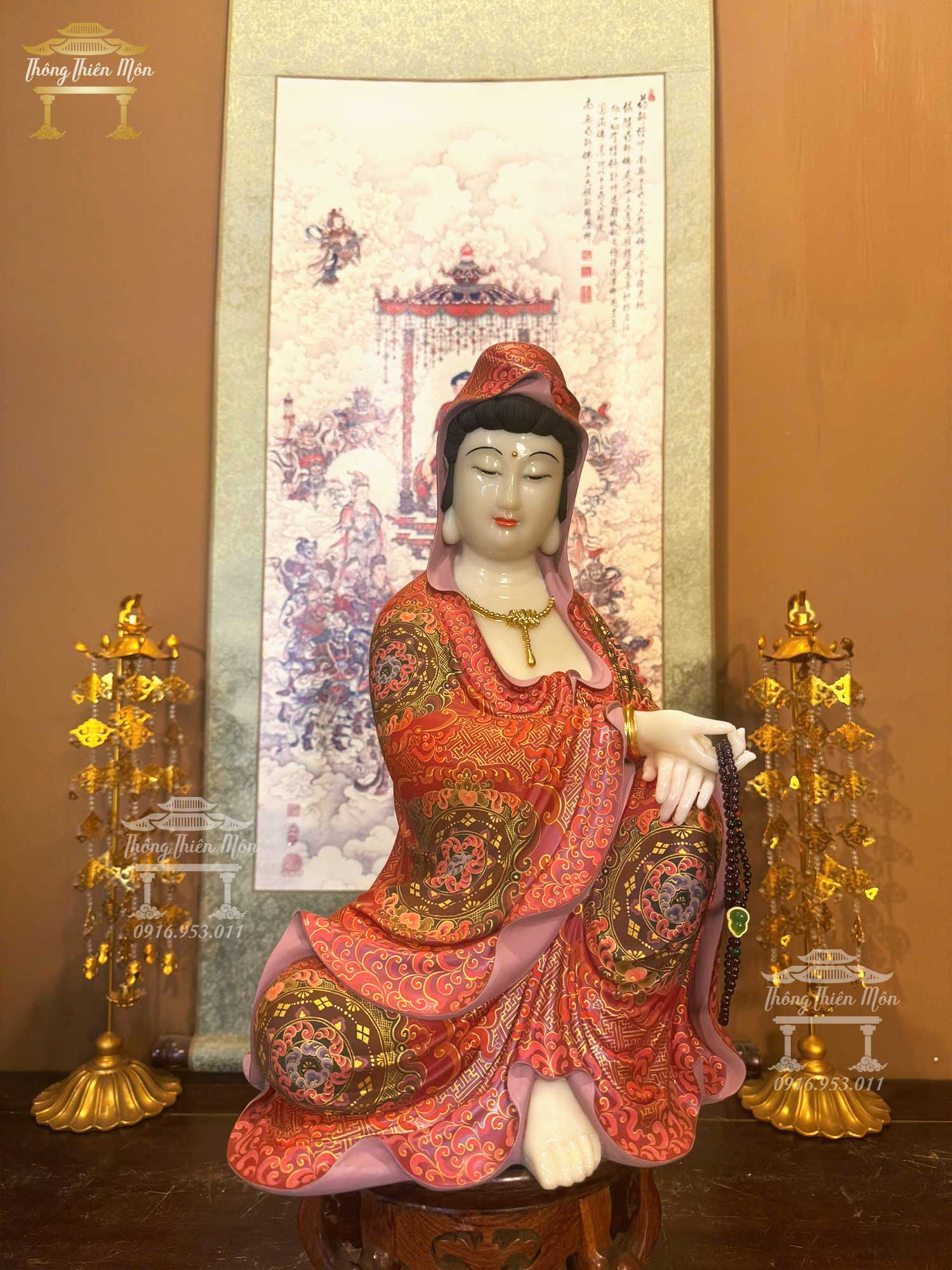 Tôn tượng Quan Âm Tự Tại, Kích thước 40cm,  Y đỏ vẽ gấm thủ công