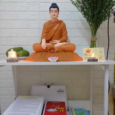 Tượng Bổn Sư Thích Ca Ấn Địa Xúc, kích thước 60cm, màu cam truyền thống
